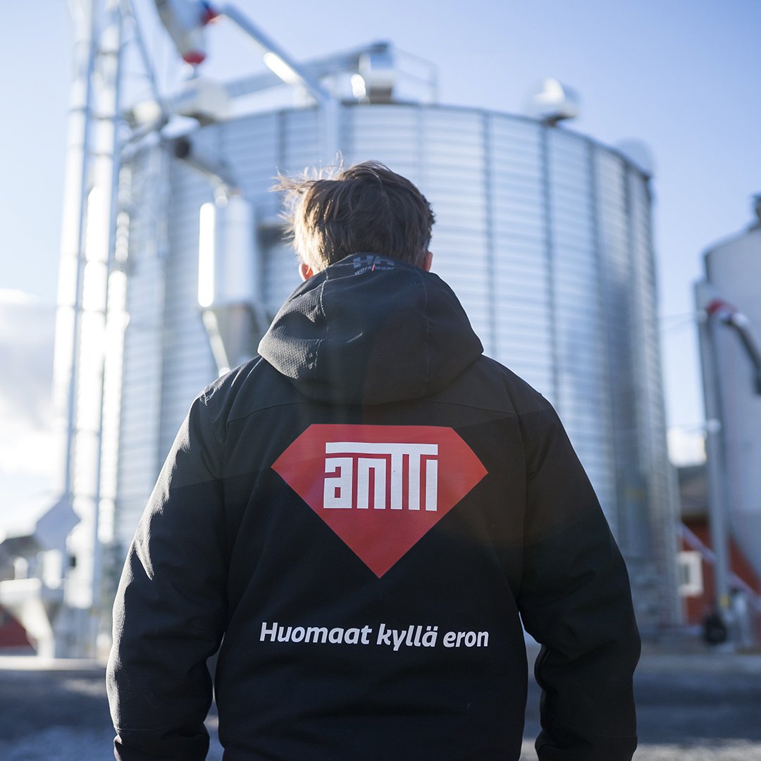 Mies Antti-takki päällä
